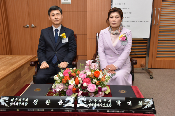 ▲ 정완용 파주세무서 명예세무서장(왼쪽)과 박미희 명예납세자보호관